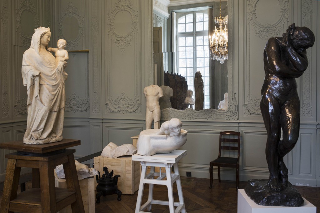 Rodin moves back to Paris