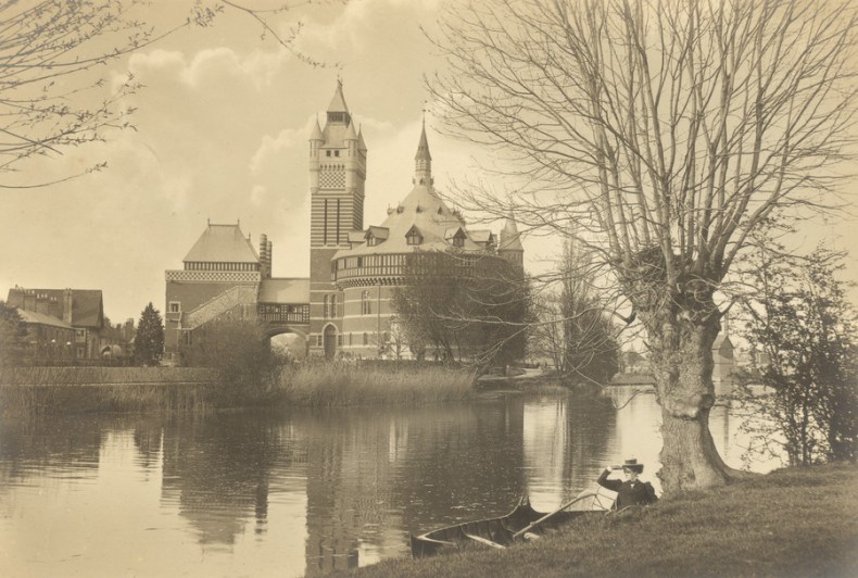 The first Shakespeare Memorial Theatre in Stratford-upon-Avon, opened in 1879 and largely destroyed by fire in 1926 (photo: c. 1900).