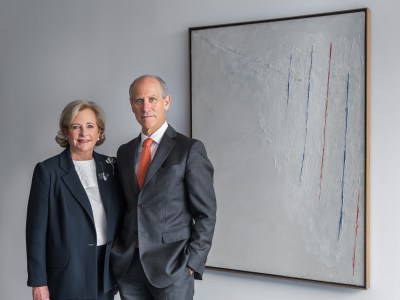 Patricia Phelps de Cisneros and Glenn D. Lowry, Director, The Museum of Modern Art, stand next to Alejandro Otero, 'Colored Lines on White Background' (1950) © 2016 Scott Rudd