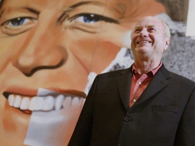 James Rosenquist in front of his painting Elect President at the Guggenheim Bilbao, in May 2004. © RAFA RIVAS/AFP/Getty Images
