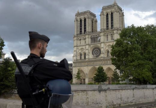 A French gendarme outsdie Notre-Dame cathedral in Paris on 6 June, 2017. Police shot and injured a man who attacked an officer with a hammer. Photo: BERTRAND GUAY/AFP/Getty Images