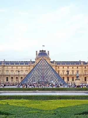 The Louvre. Photo: Dennis Jarvis/Wikimedia Commons