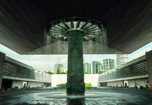 The central courtyard at the Museo Nacional de Antropologia, Mexico City, Daniele Falletta/Alamy Stock Photo