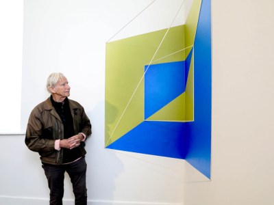 Brian O’Doherty with ’Rope Drawing #128: Flipped Corner (Green/Blue)’ (2017) at IMMA, Dublin, 2018.
