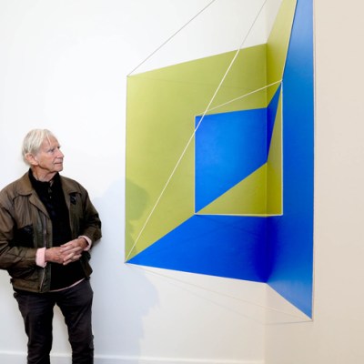 Brian O’Doherty with ’Rope Drawing #128: Flipped Corner (Green/Blue)’ (2017) at IMMA, Dublin, 2018.