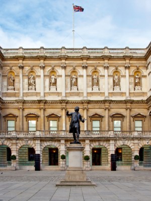 Alfred Drury’s statue of Sir Joshua Reynolds, first President of the Royal Academy, in front of the façade of Burlington House.