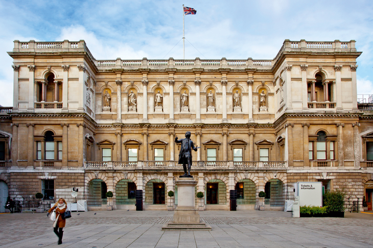 Alfred Drury’s statue of Sir Joshua Reynolds, first President of the Royal Academy, in front of the façade of Burlington House.