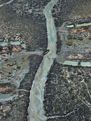 Oil Bunkering #1, Niger Delta, Nigeria 2016 (2016), Edward Burtynsky.