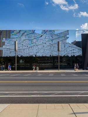 Three Angles (2018), El Anatsui. Installation view at the Carnegie Museum of Art for the 57th Carnegie International in 2018.