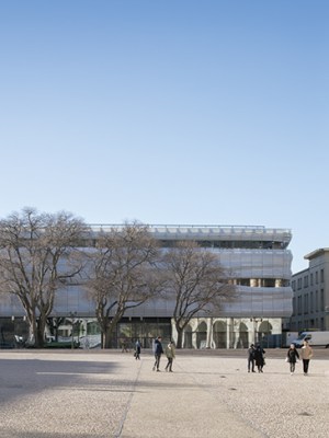 The Musée de la Romanité, completed in 2018, sits on the Boulevard des Arènes, across from the 1st-century amphitheatre.