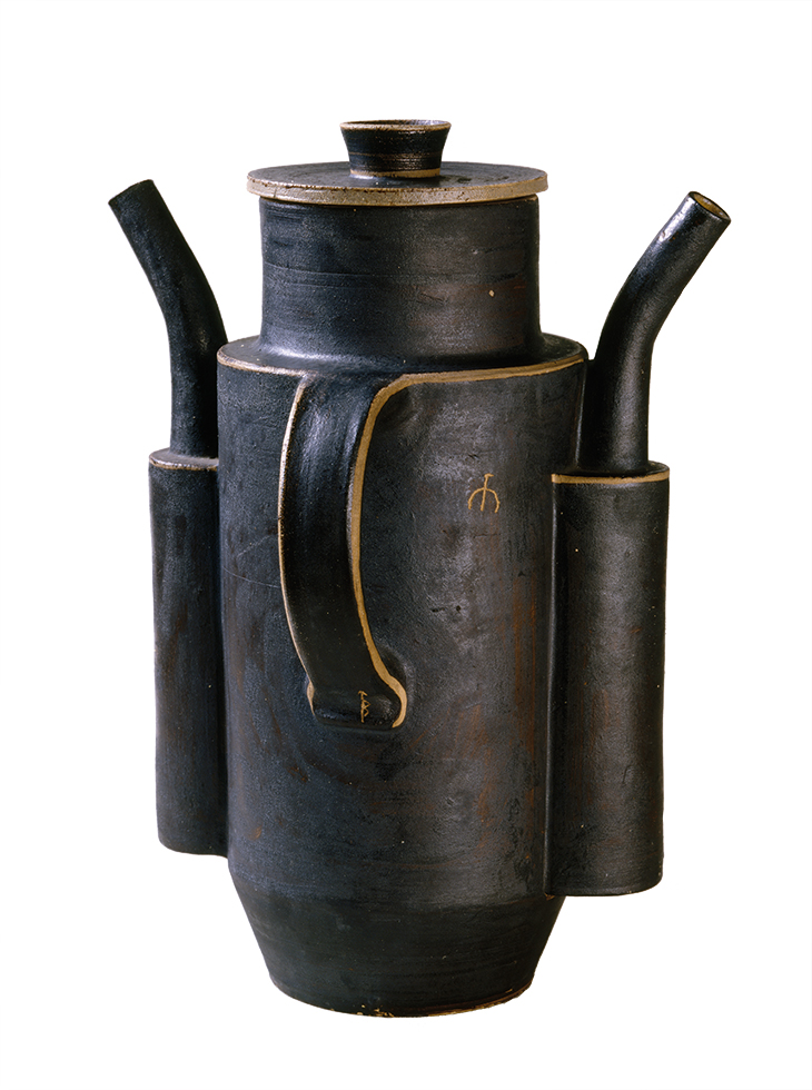 Double pitcher (c. 1922), designed by Theodor Bogler and Gerhard Marcks. Klassik Stiftung Weimar.