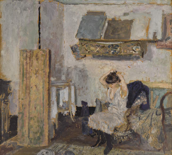 Modèle assise dans un fauteuil, se coiffant (c. 1903), Édouard Vuillard.