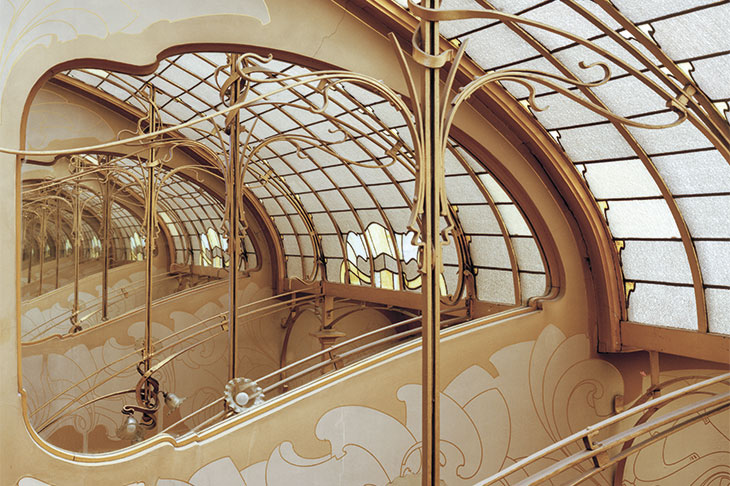 Stained-glass skylight and mirror at the top of the Maison & Atelier Horta.