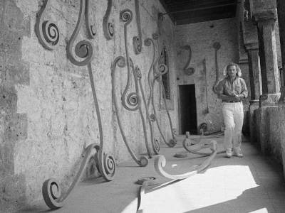 Eliseo Mattiacci with an installation of his Roma sculptures at the Palazzo Mazzancolli, Italy, in 1982.