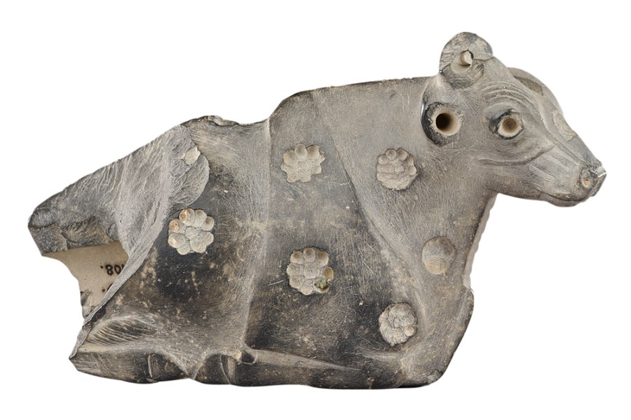 Reclining cow, Jemdet Nasr period, 3300–3000 BC, Uruk, Iraq. Vorderasiatisches Museum, Berlin, Photo: Olaf M. Tessmer; © Staatliche Museen zu Berlin, Vorderasiatisches Museen