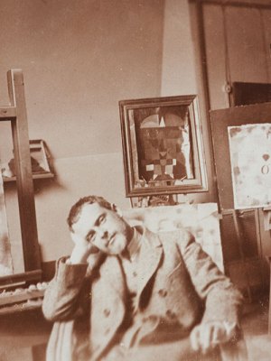 Paul Klee in his atelier at the Bauhaus Weimar, 1923 (photo by Felix Klee). Zentrum Paul Klee, Bern; © Klee-Nachlassverwaltung, Hinterkappelen