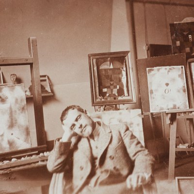 Paul Klee in his atelier at the Bauhaus Weimar, 1923 (photo by Felix Klee). Zentrum Paul Klee, Bern; © Klee-Nachlassverwaltung, Hinterkappelen