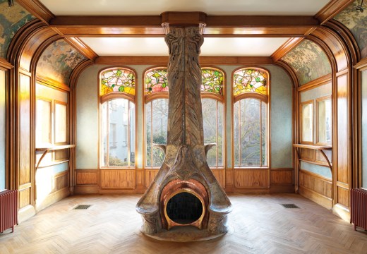 The dining room of the Villa Majorelle, designed by Henri Sauvage (1873–1932) and built in 1901–02, with a fireplace designed by Alexandre Bigot (1862–1927) and stained glass by Jacques Gruber (1870–1936). Photo: S. Levaillant; © musée d’École de Nancy