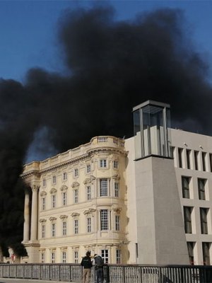 Smoke at the site of the Humboldt Forum construction site on the morning of 8 April 2020