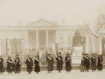 Suffragists on the picket line in front of the White House in 1917. National Woman’s Party Records, Manuscript Division, Library of Congress