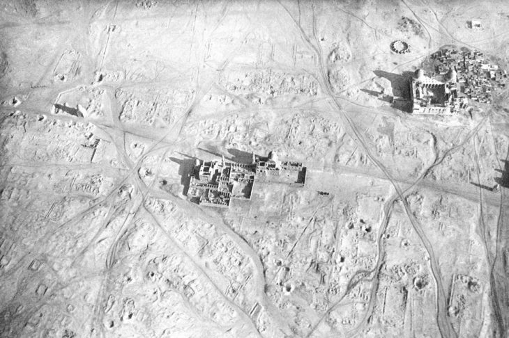 Aerial view of the Mamluk tombs in Cairo, taken in 1904 by Swiss balloonist and photographer Eduard Spelterini, before the construction of many of the tombs now being demolished. The ‘Paradise axis’ runs diagonally past the domed Mamluk tomb of Sultan Qansuh Abu Said (1499 AD) on the left-hand side.