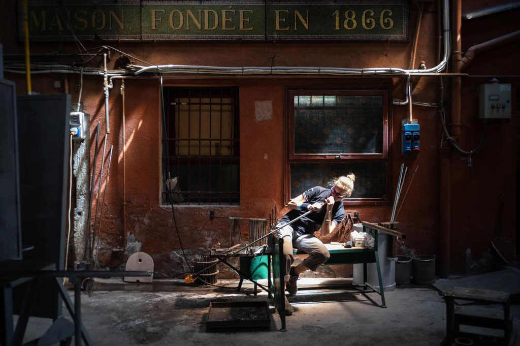 Agnese Tegon working in the furnace.