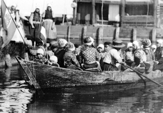 Detail of a still from Een kinderfeest op 't eiland Marken (1899).