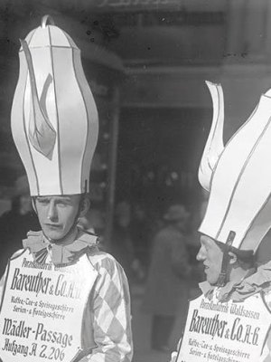 Salesmen from the porcelain manufactory Bareuther & Co. at the Leipzig fair, 1920s. Photo: Georg Pahl/Bundesarchiv, Bild 102–13204