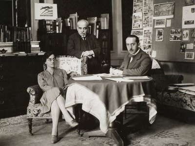 Aby Warburg (centre), with his assistants Gertrud Bing and Franz Alber, at the Palace Hotel, Rome, 1929.