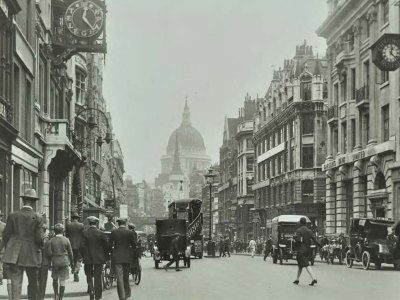 Fleet Street in 1925, with Chronicle House and the Barclays building – both set to be demolished – on the right