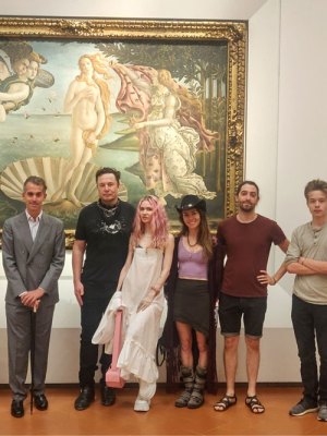 Elon-gated Venus: Elon Musk and Grimes visiting the Uffizi