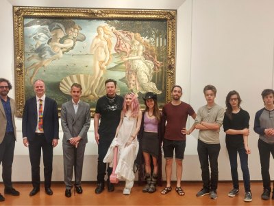 Elon-gated Venus: Elon Musk and Grimes visiting the Uffizi