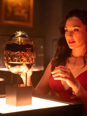 Gal Gadot’s art thief eyes up one of ‘Cleopatra’s eggs’ in 'Red Notice'.