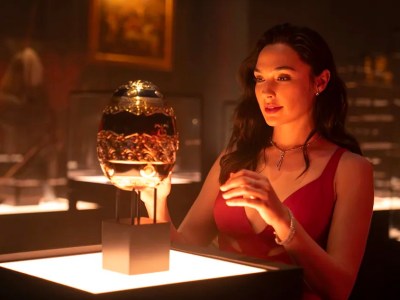 Gal Gadot’s art thief eyes up one of ‘Cleopatra’s eggs’ in 'Red Notice'.