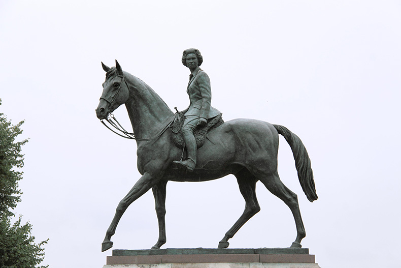 queen statue windsor great park