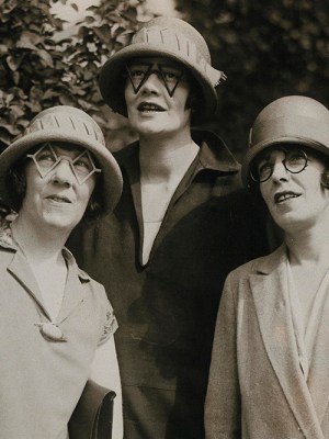 Women modelling spectacles of unusual shapes (1925)