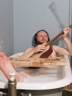 The Visitors (2012), Ragnar Kjartansson. Courtesy the artist, Luhring Augustine, New York and i8 Gallery, Reykjavik; photo: Elisabet Davids; © Ragnar Kjartansson