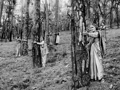 Chipko Tree Huggers of the Himalayas #4 (1994), Pamela Singh. Courtesy sepiaEYE; © Pamela Singh