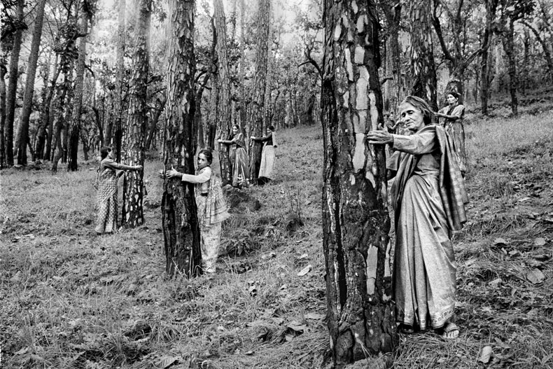 Chipko Tree Huggers of the Himalayas #4 (1994), Pamela Singh. Courtesy sepiaEYE; © Pamela Singh