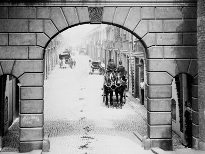 A compact history of the London mews